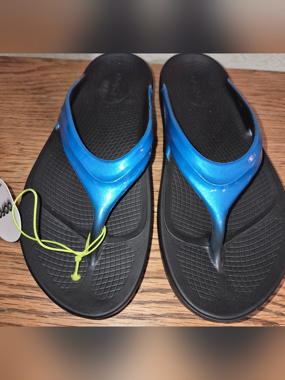 NWT's OOFOS Women's OOlala Luxe Thong sandals in a blue jay or Iris blue Size 9 - Picture 2 of 5